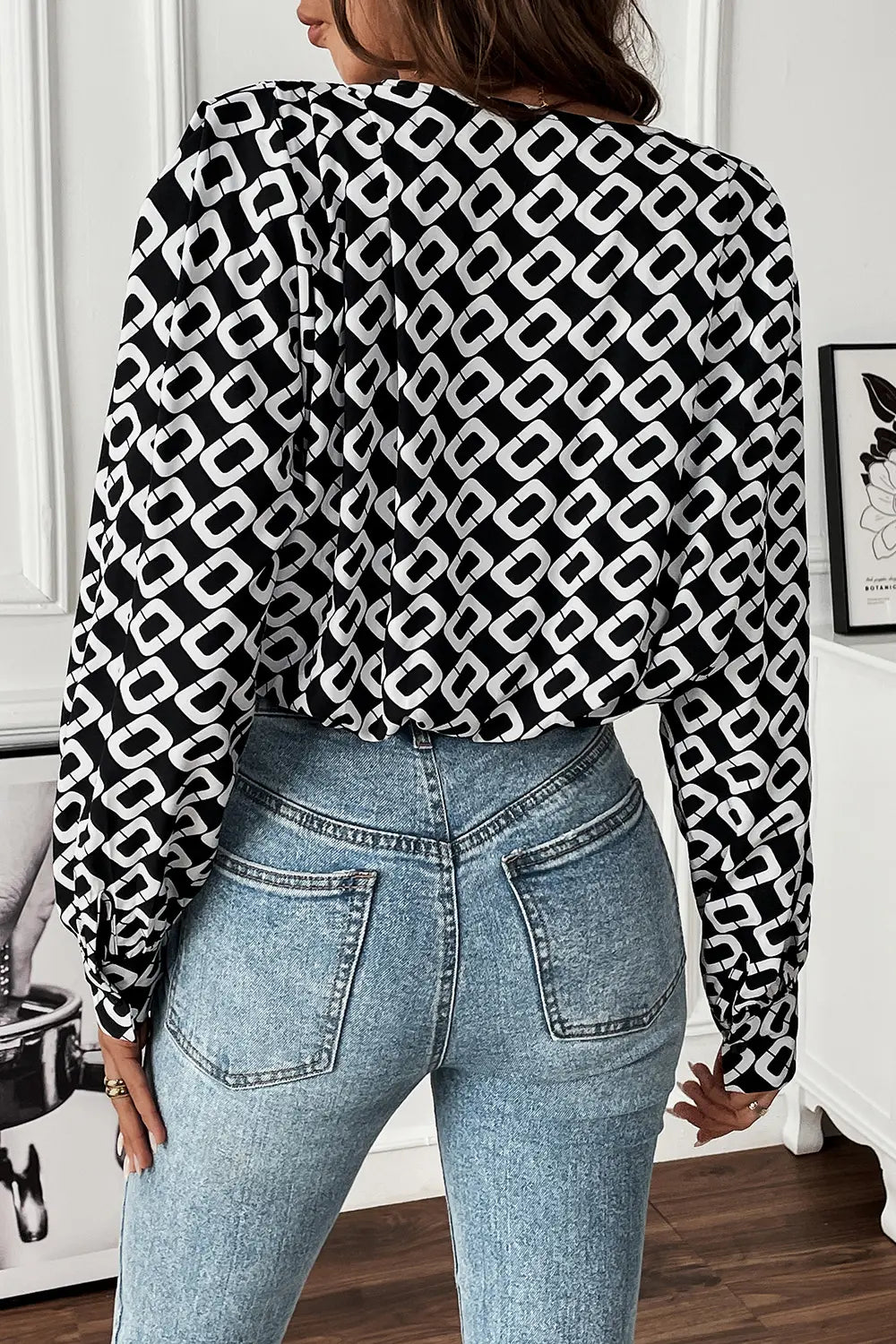 Perfee Geometric V-Neck Long Sleeve Blouse – Trendsi | ClozArt
