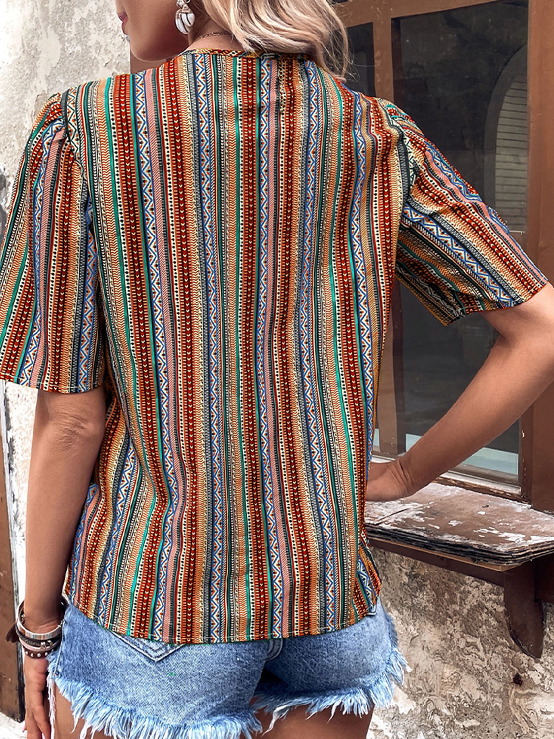 Shiny Printed V-Neck Button-Up Short Sleeve Top – Trendsi | ClozArt
