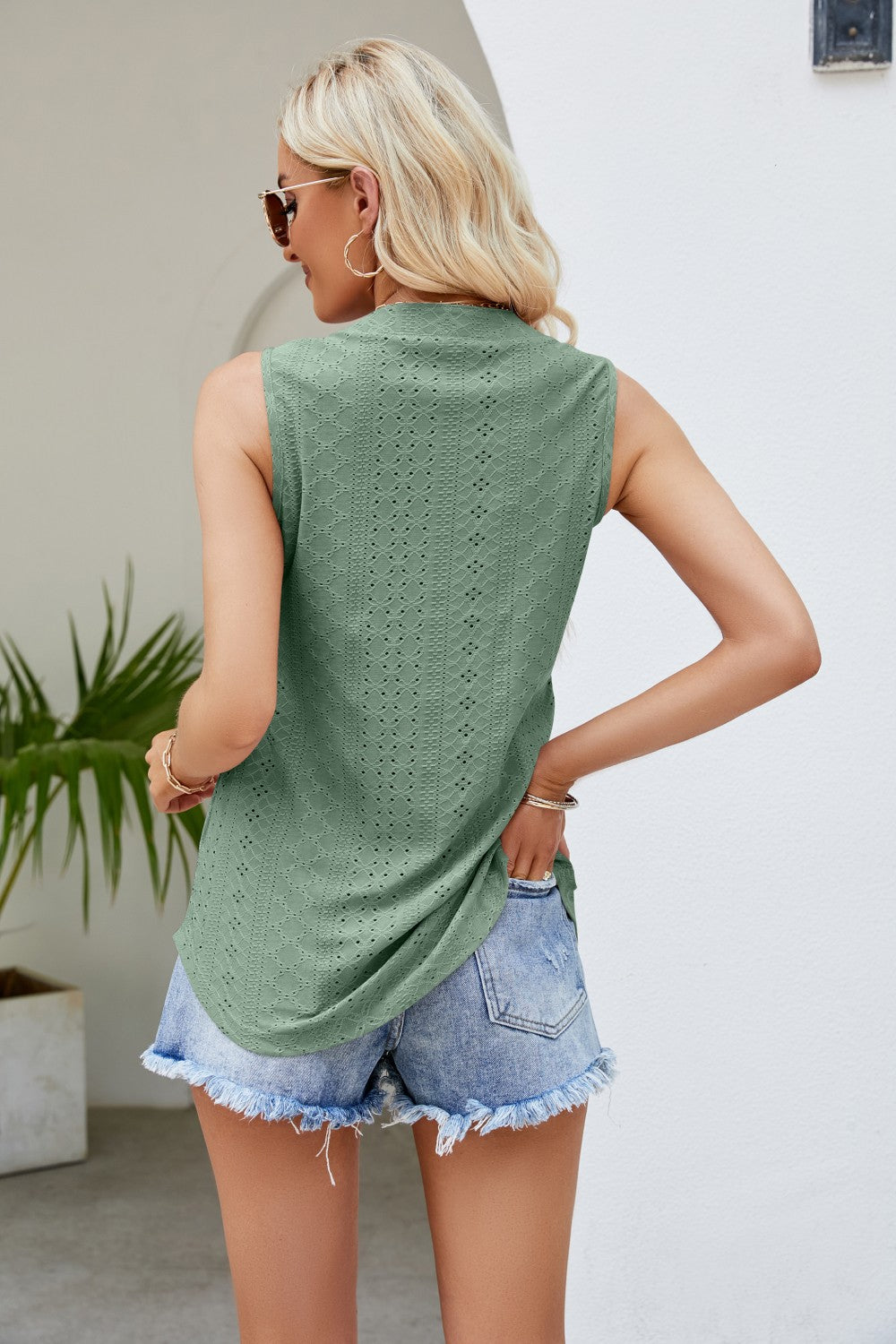 Notched Neck Curved Hem Eyelet Tank – Trendsi | ClozArt