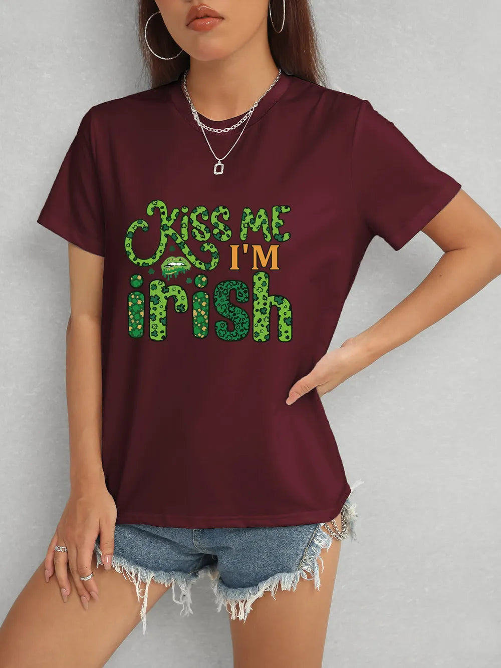 KISS ME I'M IRISH Round Neck T-Shirt – Trendsi | ClozArt