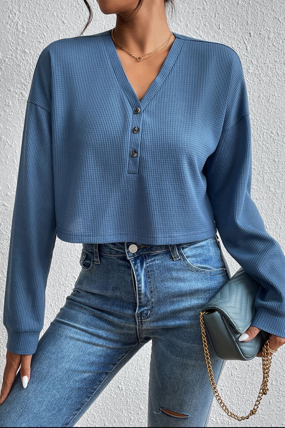 Ivy Lane Cropped V-Neck Raglan Sleeve Buttoned Blouse – Trendsi | ClozArt