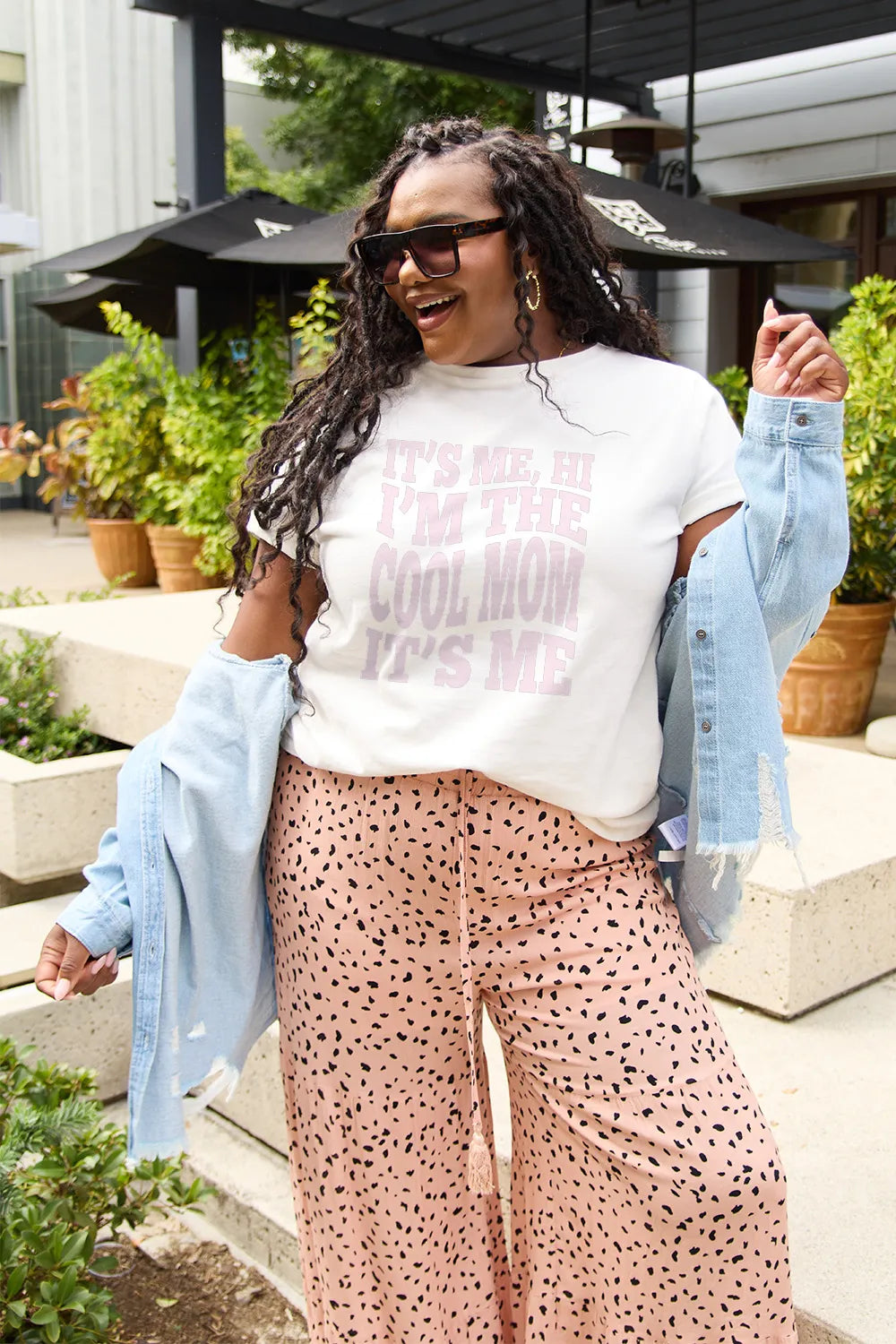 Simply Love Full Size IT'S ME,HI I'M THE COOL MOM IT'S ME Round Neck T-Shirt – Trendsi | ClozArt