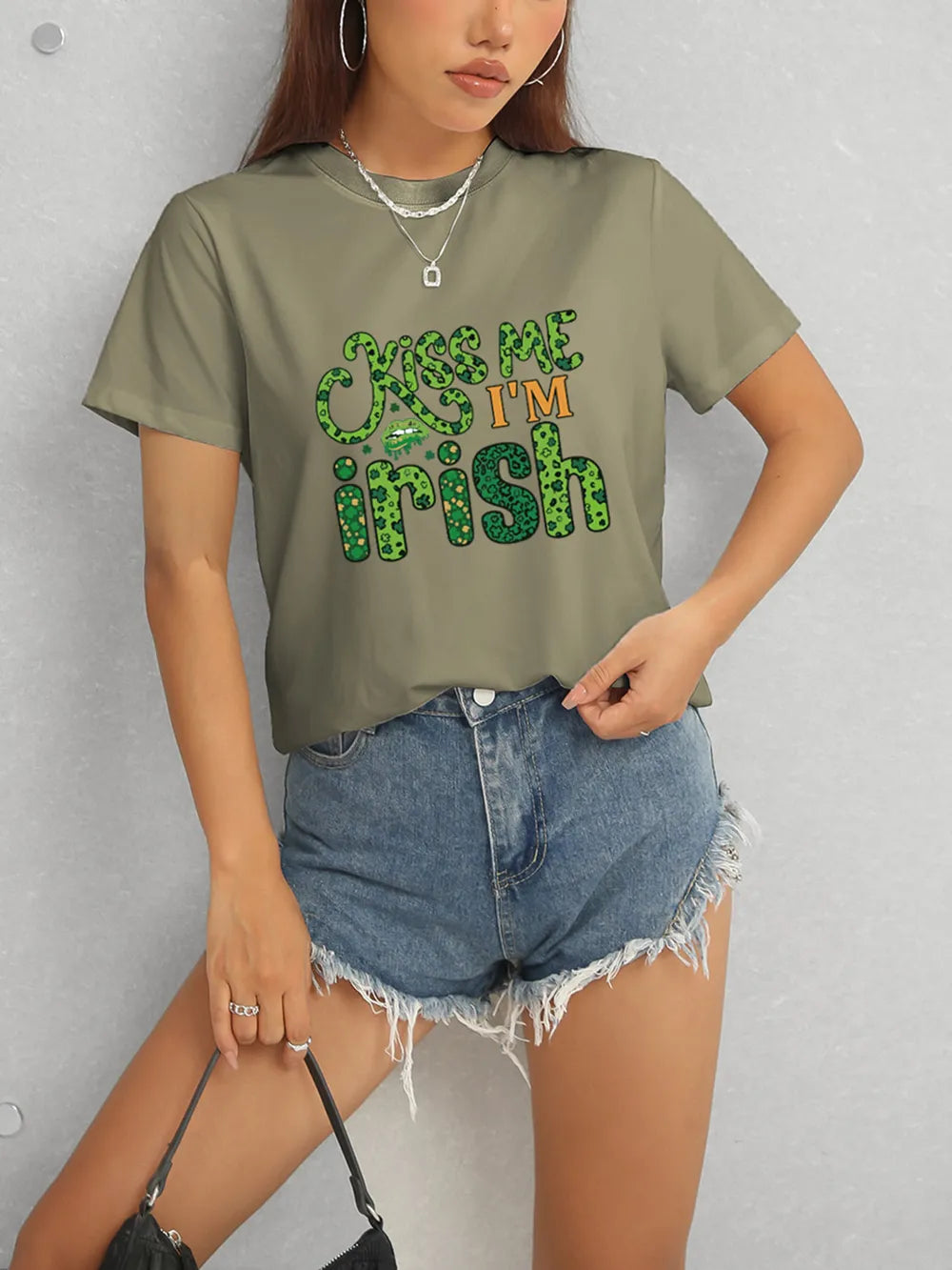 KISS ME I'M IRISH Round Neck T-Shirt – Trendsi | ClozArt