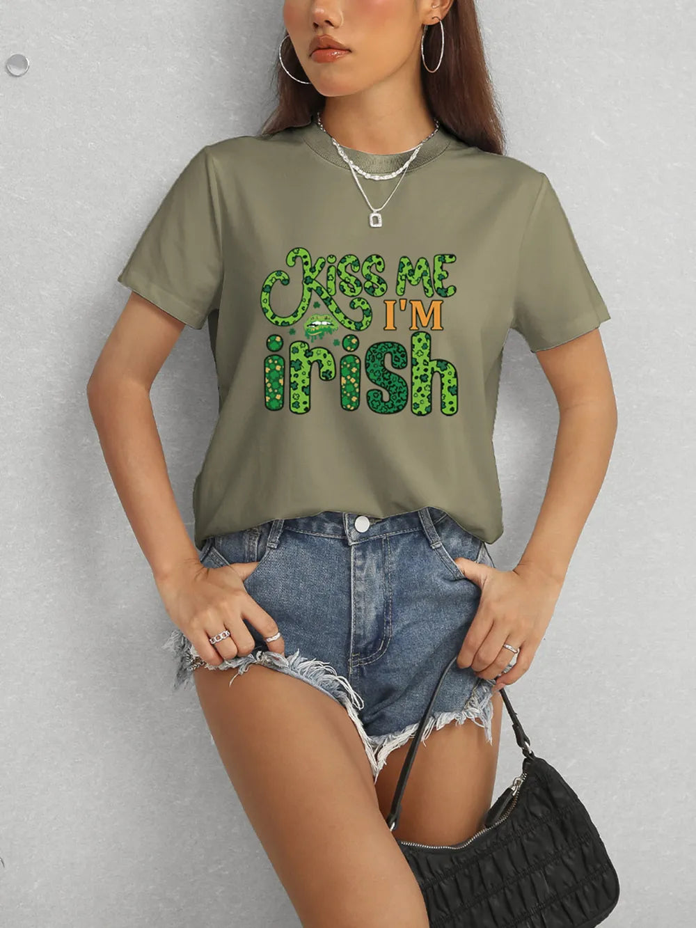 KISS ME I'M IRISH Round Neck T-Shirt – Trendsi | ClozArt