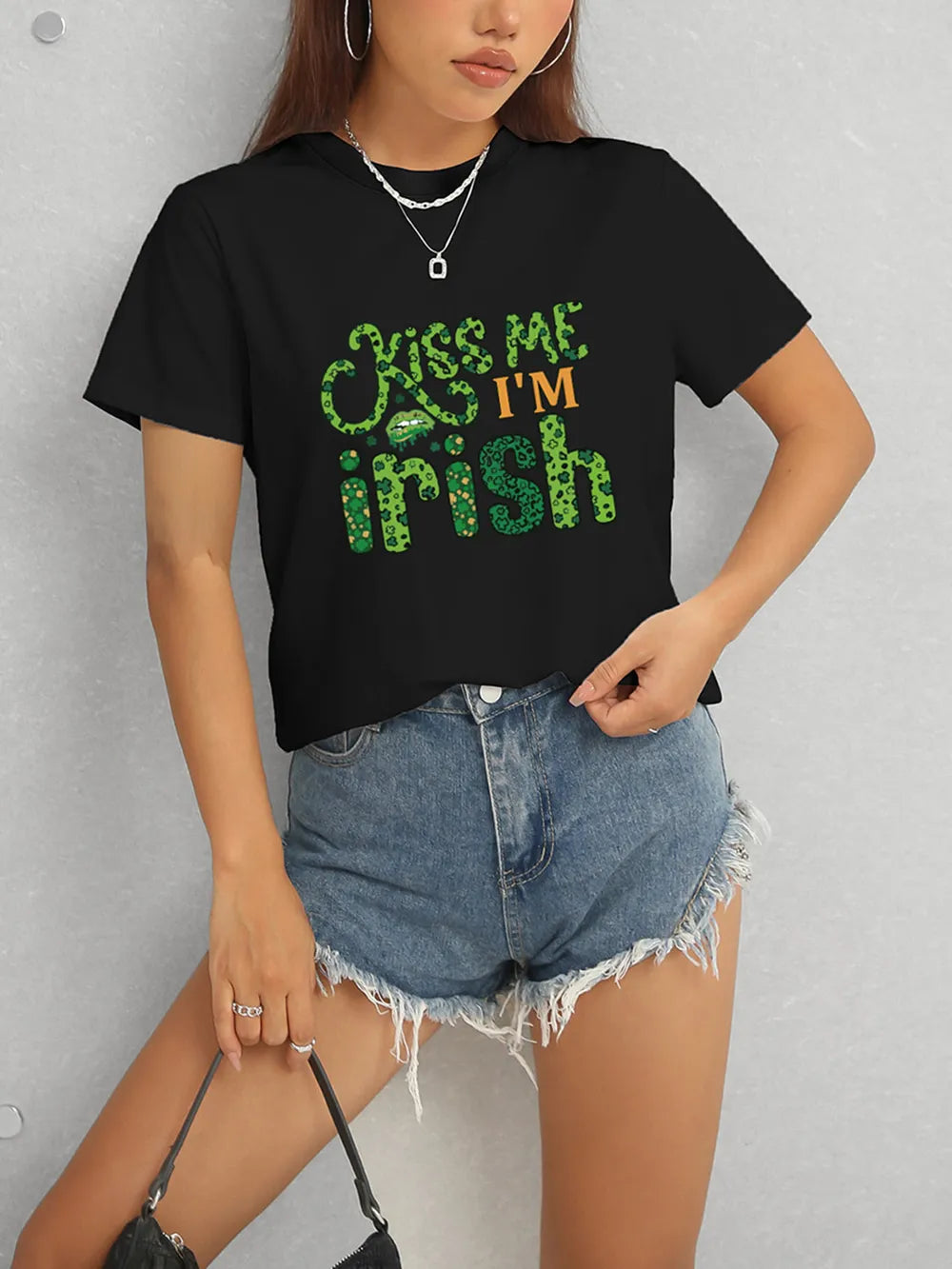 KISS ME I'M IRISH Round Neck T-Shirt – Trendsi | ClozArt
