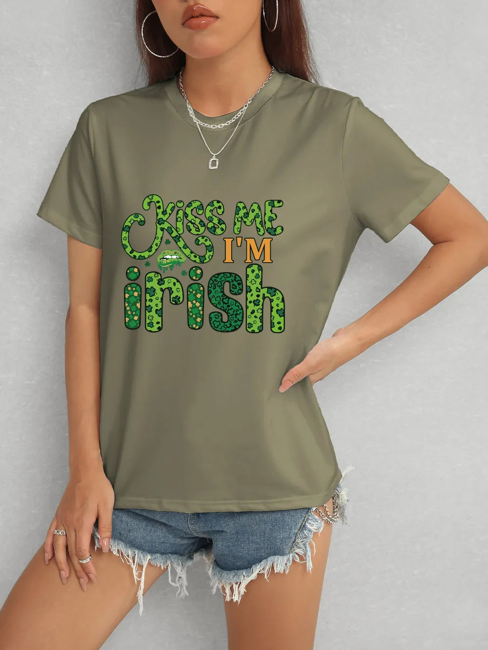 KISS ME I'M IRISH Round Neck T-Shirt – Trendsi | ClozArt