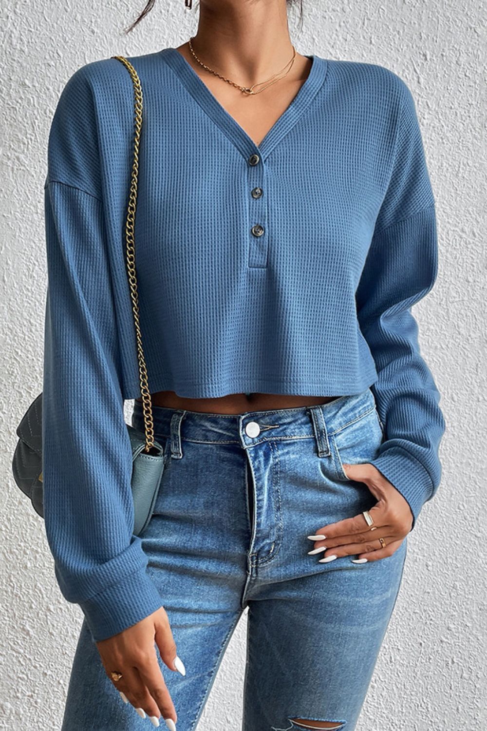 Ivy Lane Cropped V-Neck Raglan Sleeve Buttoned Blouse – Trendsi | ClozArt