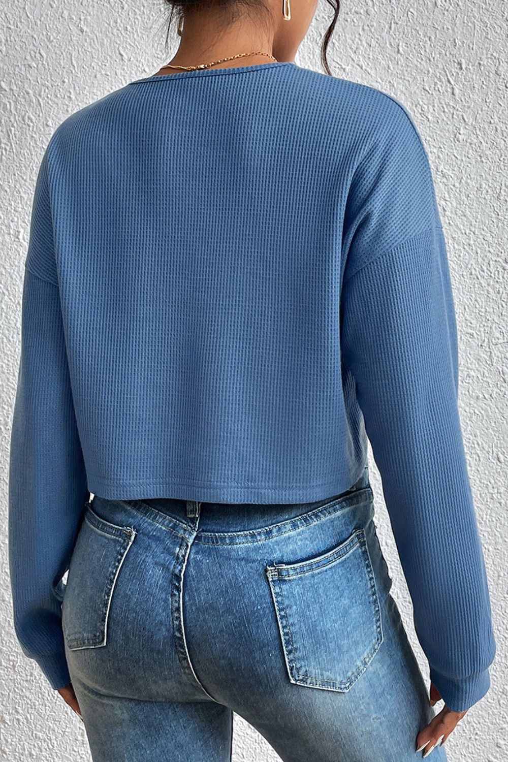 Ivy Lane Cropped V-Neck Raglan Sleeve Buttoned Blouse – Trendsi | ClozArt