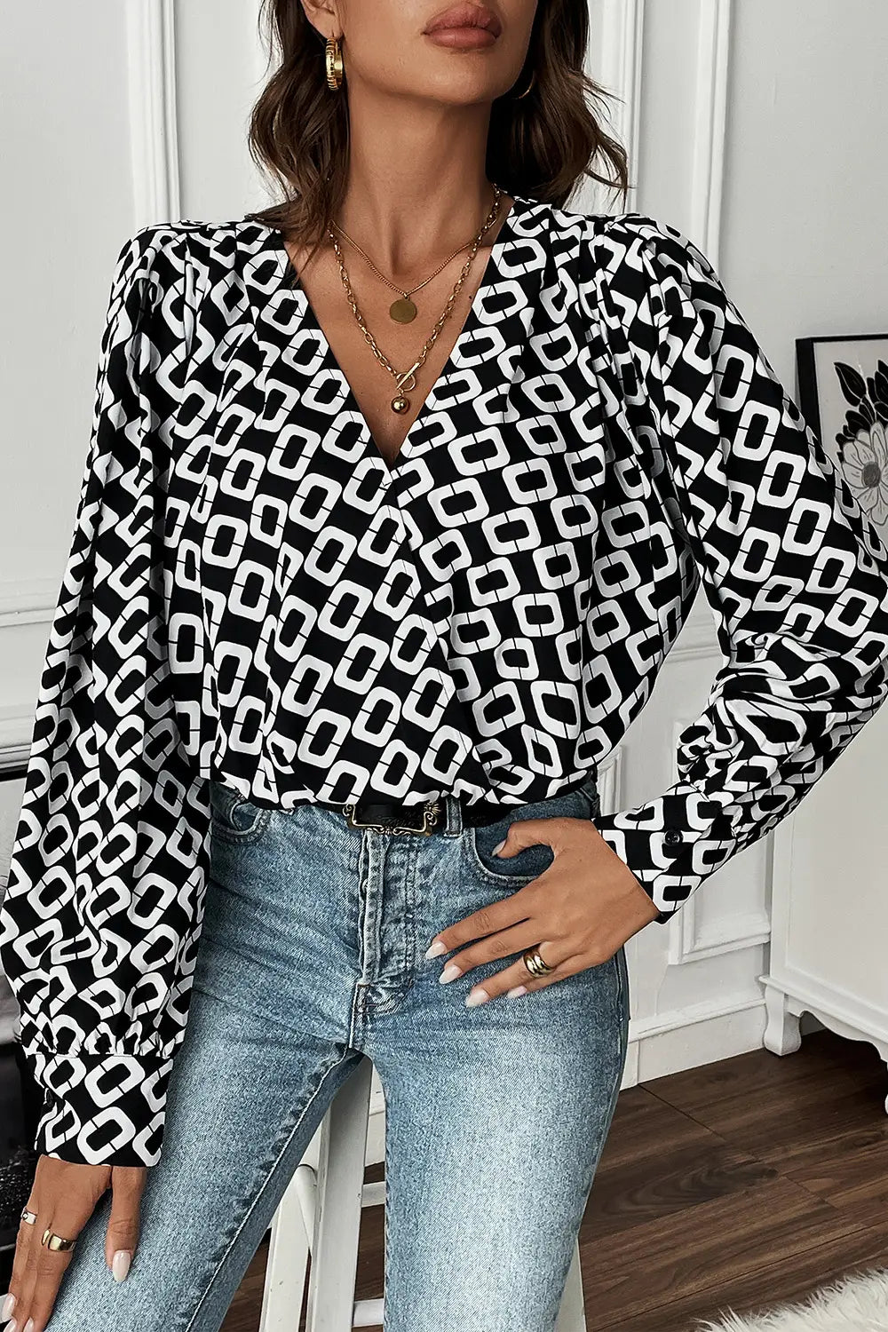 Perfee Geometric V-Neck Long Sleeve Blouse – Trendsi | ClozArt
