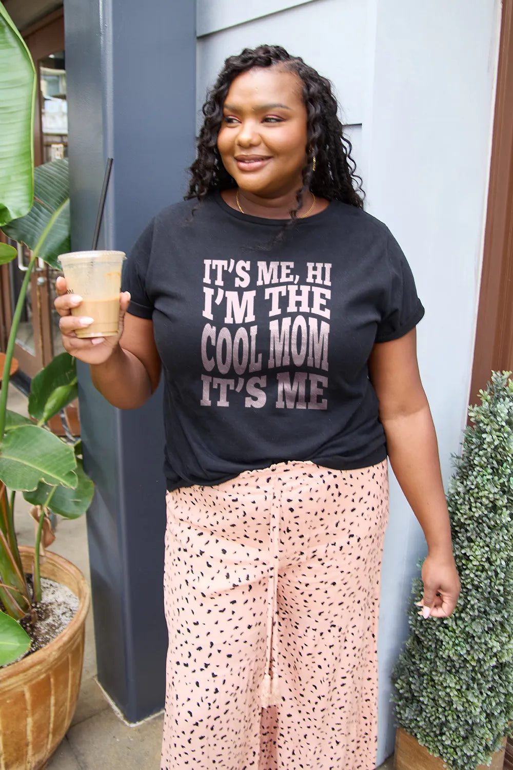 Simply Love Full Size IT'S ME,HI I'M THE COOL MOM IT'S ME Round Neck T-Shirt – Trendsi | ClozArt
