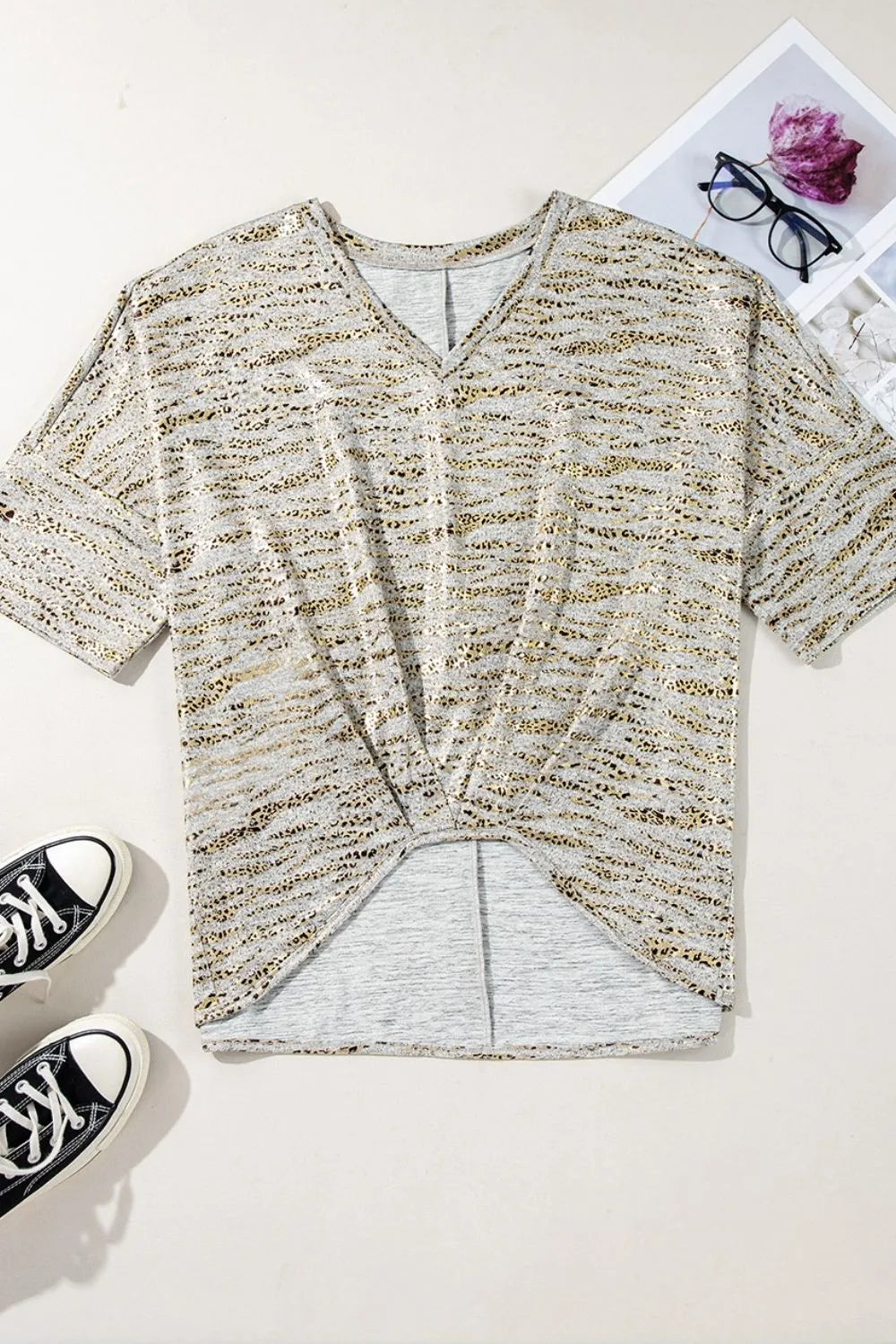 Leopard Print Half Sleeve V Neck Loose Fit T Shirt – Trendsi | ClozArt