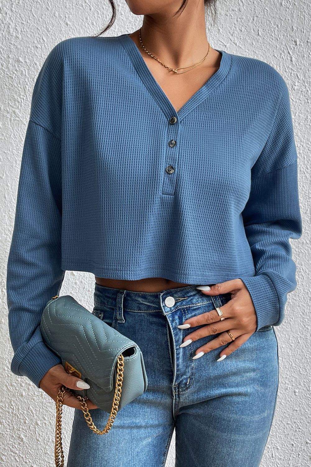 Ivy Lane Cropped V-Neck Raglan Sleeve Buttoned Blouse – Trendsi | ClozArt