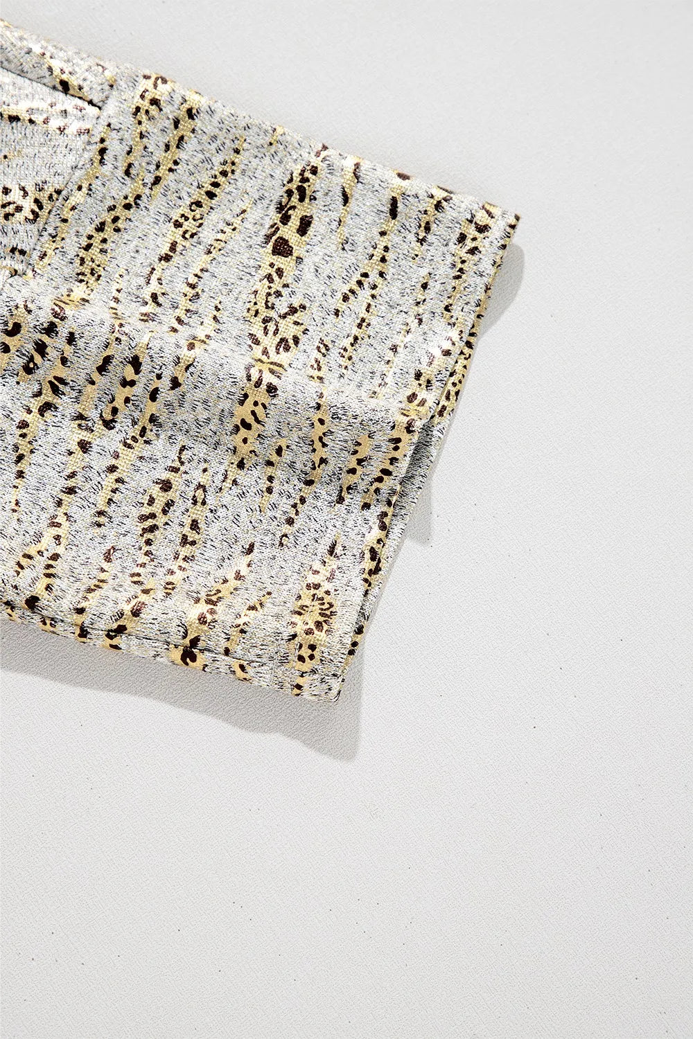 Leopard Print Half Sleeve V Neck Loose Fit T Shirt – Trendsi | ClozArt
