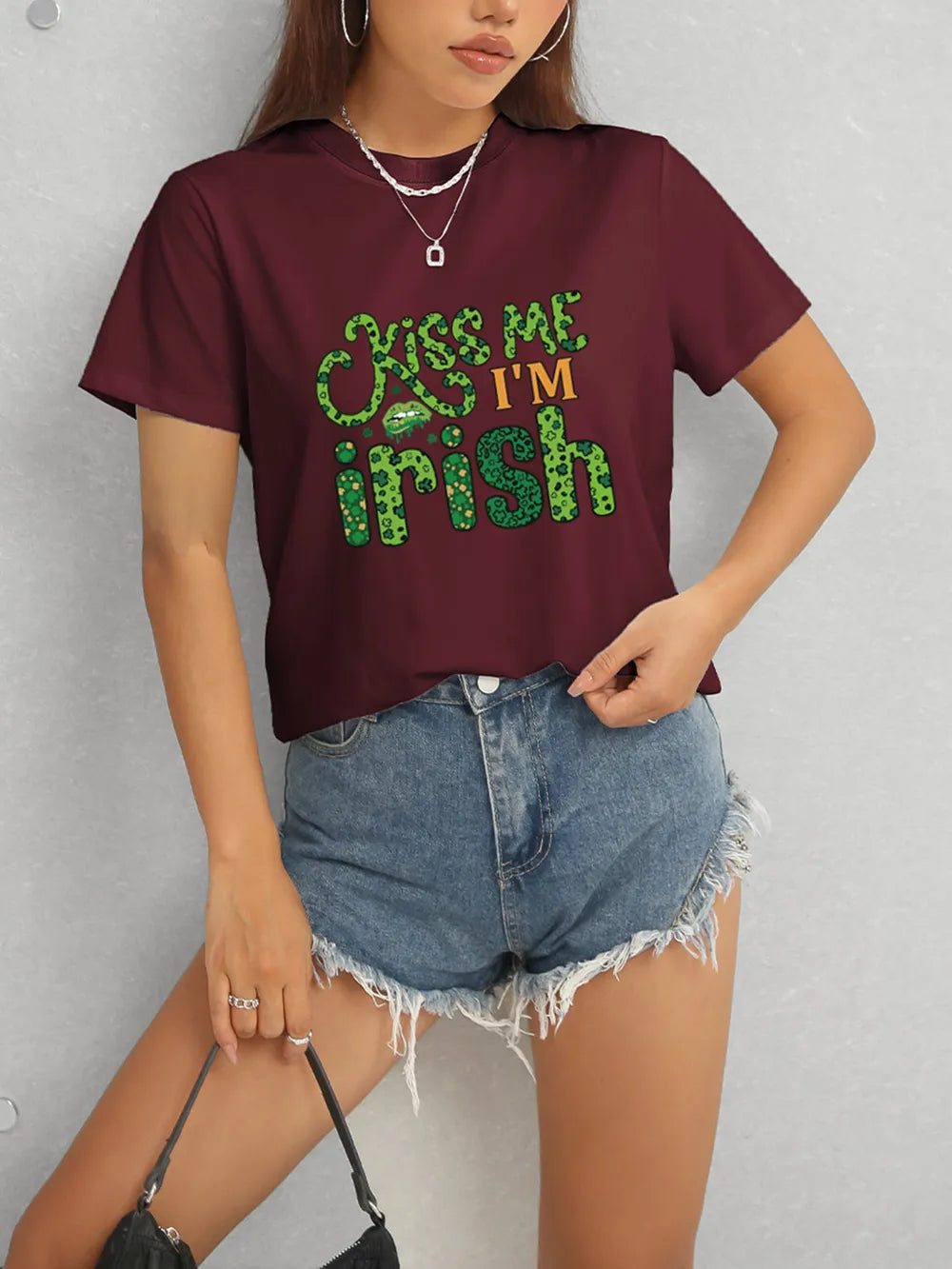 KISS ME I'M IRISH Round Neck T-Shirt – Trendsi | ClozArt