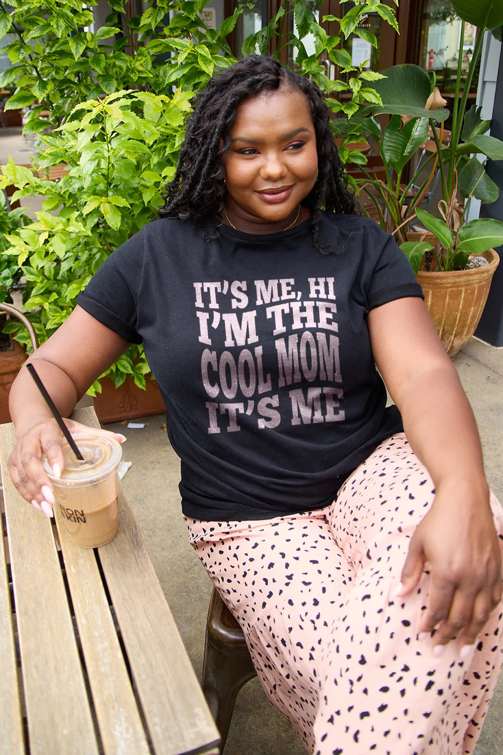 Simply Love Full Size IT'S ME,HI I'M THE COOL MOM IT'S ME Round Neck T-Shirt – Trendsi | ClozArt