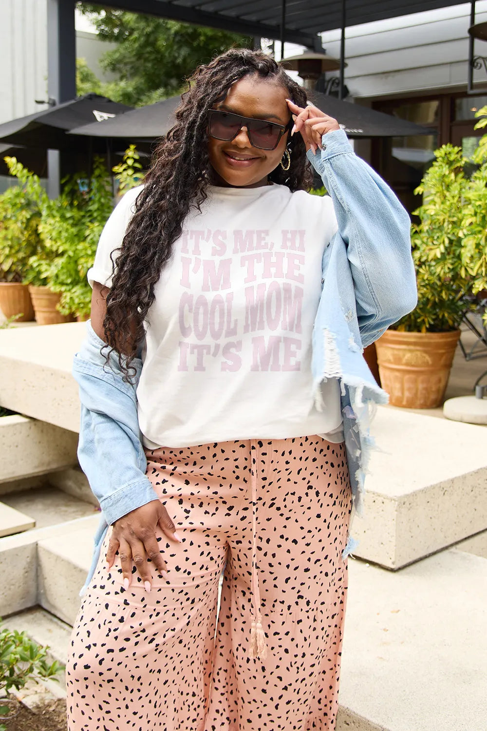 Simply Love Full Size IT'S ME,HI I'M THE COOL MOM IT'S ME Round Neck T-Shirt – Trendsi | ClozArt