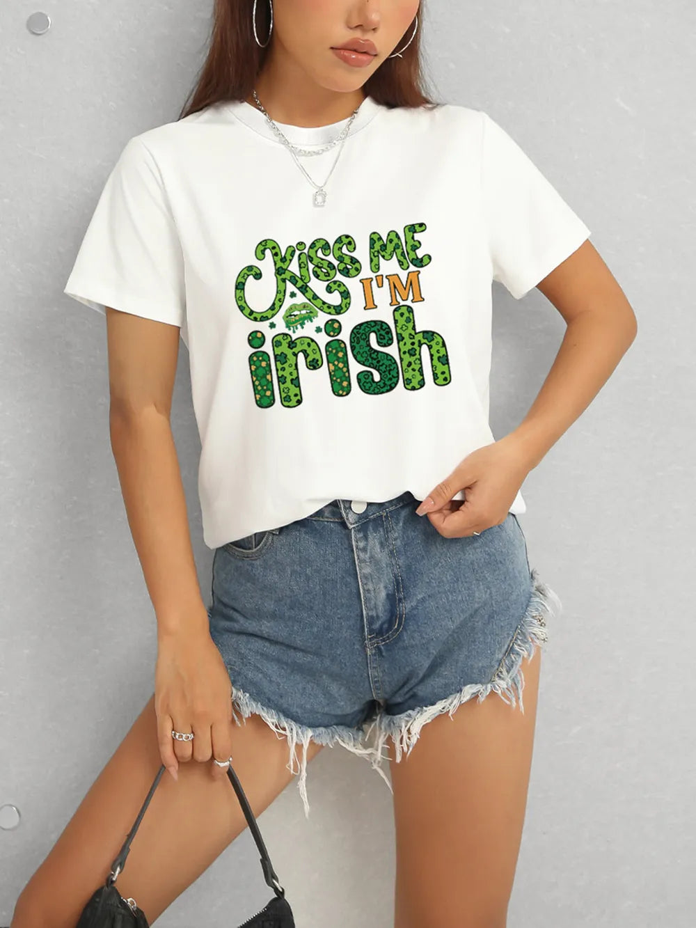 KISS ME I'M IRISH Round Neck T-Shirt – Trendsi | ClozArt