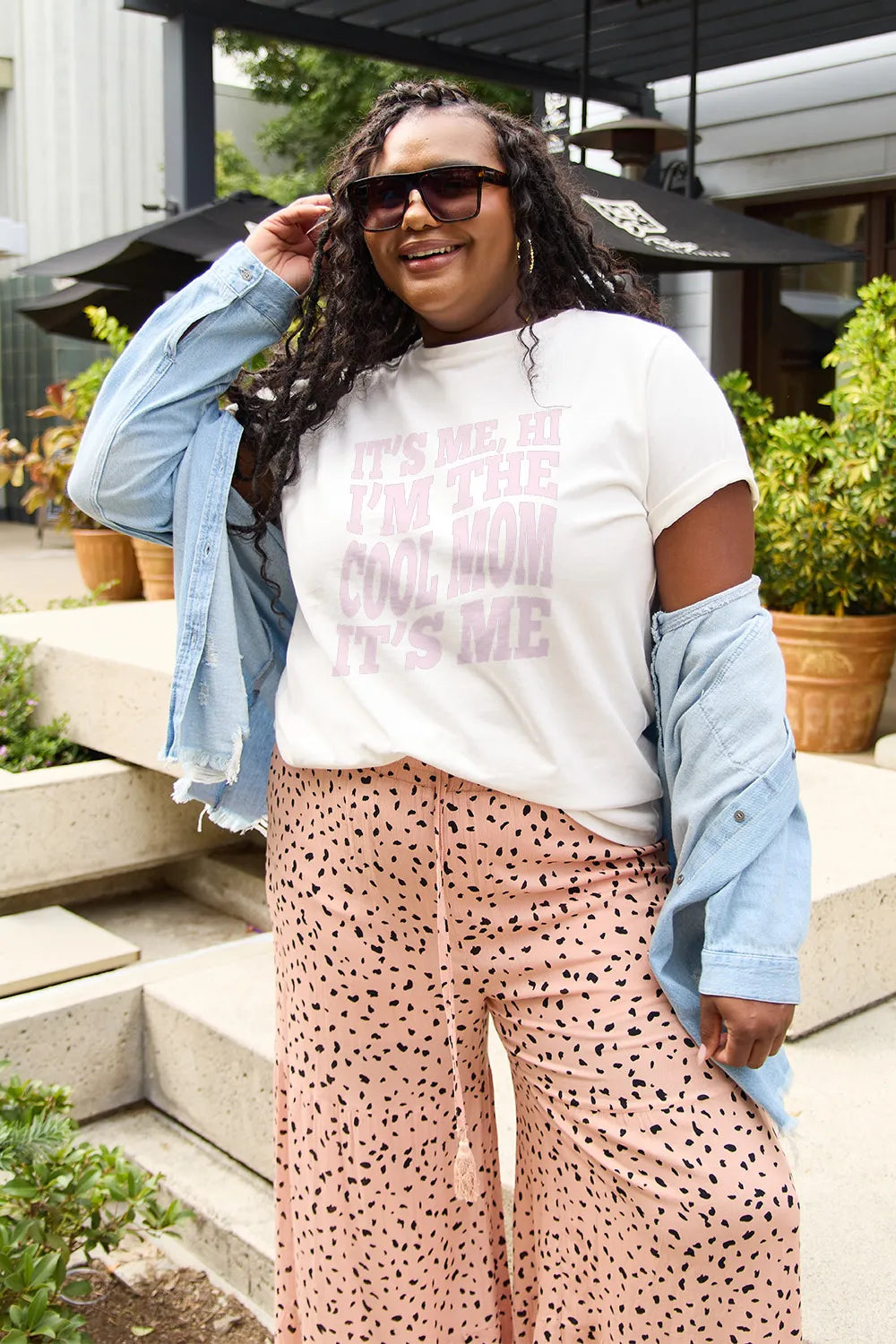 Simply Love Full Size IT'S ME,HI I'M THE COOL MOM IT'S ME Round Neck T-Shirt – Trendsi | ClozArt